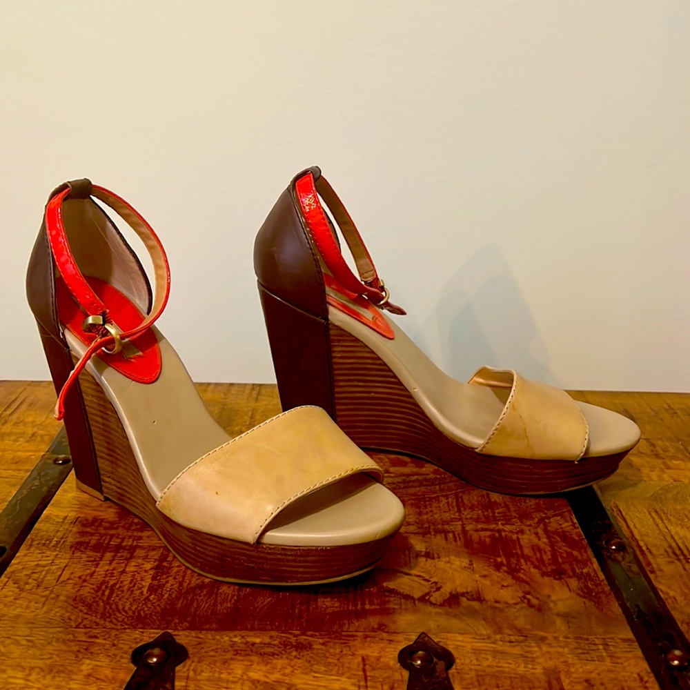 Gorgeous and comfy banana wedges.